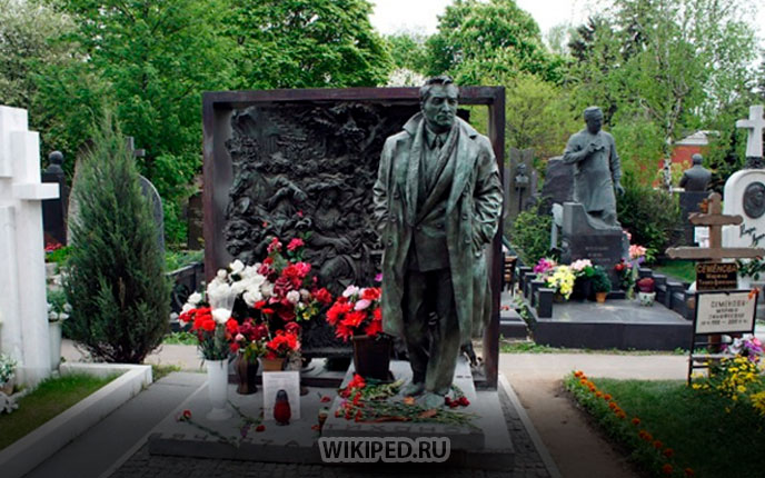 Памятник актеру на Новодевичьем