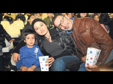 Нургюль Ешилчай и её муж и сын Семья Нургюль Ешилчай за кадром смотреть онлайн