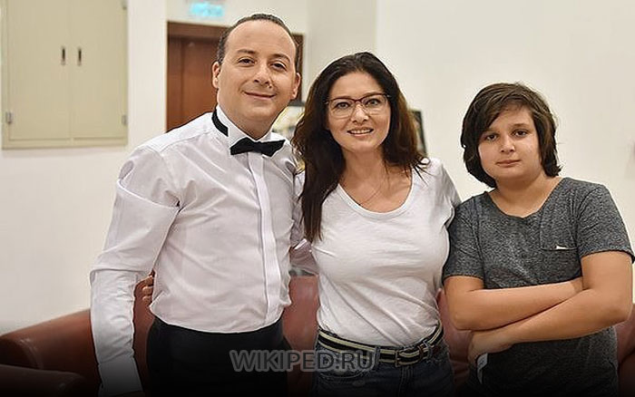 Нургюль с сыном Османом Нежатом и режиссером Толгой Карачеликом