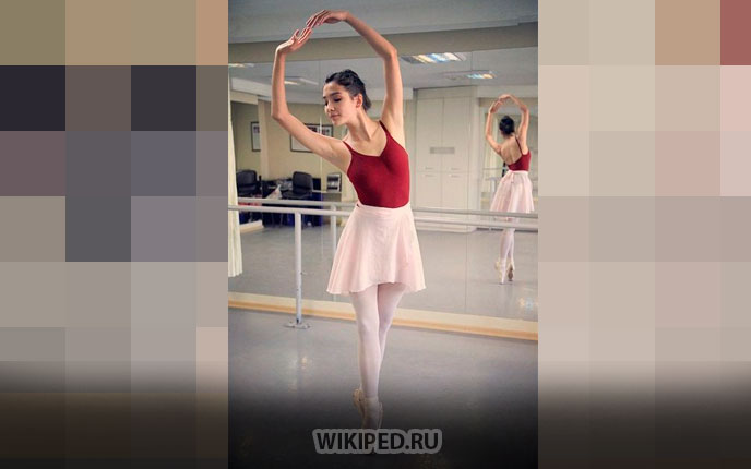 Молодая балерина учится стоит на пуантах