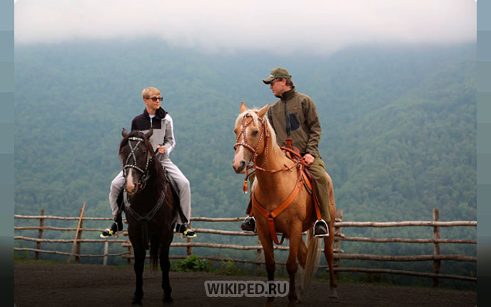 На конной прогулке с другом юности — Федором Бондарчуком