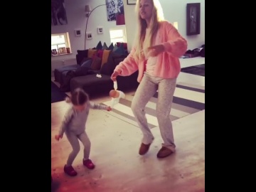 Мерьем Узерли с дочкой танцуют дома смотреть онлайн