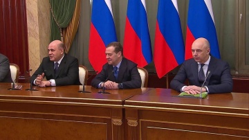 Новый премьер-министр Михаил Мишустин пообщался с предшественником и поставил задачи министрам.