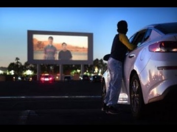 В США снова стали популярны автомобильные кинотеатры Из-за коронавируса